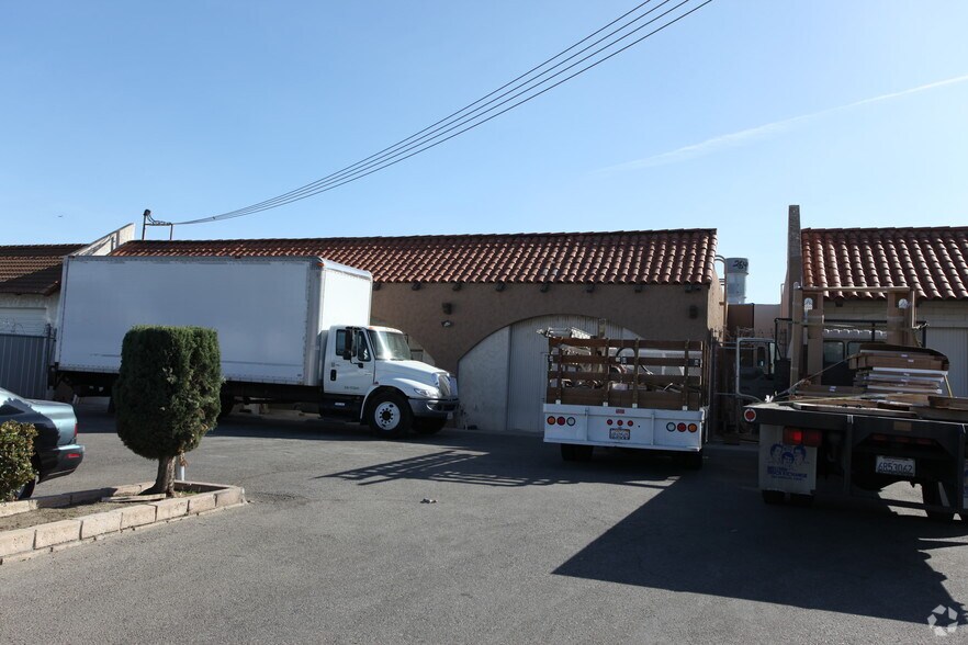 More Photos Of 21600 Osborne St, Chatsworth Warehouse For Lease