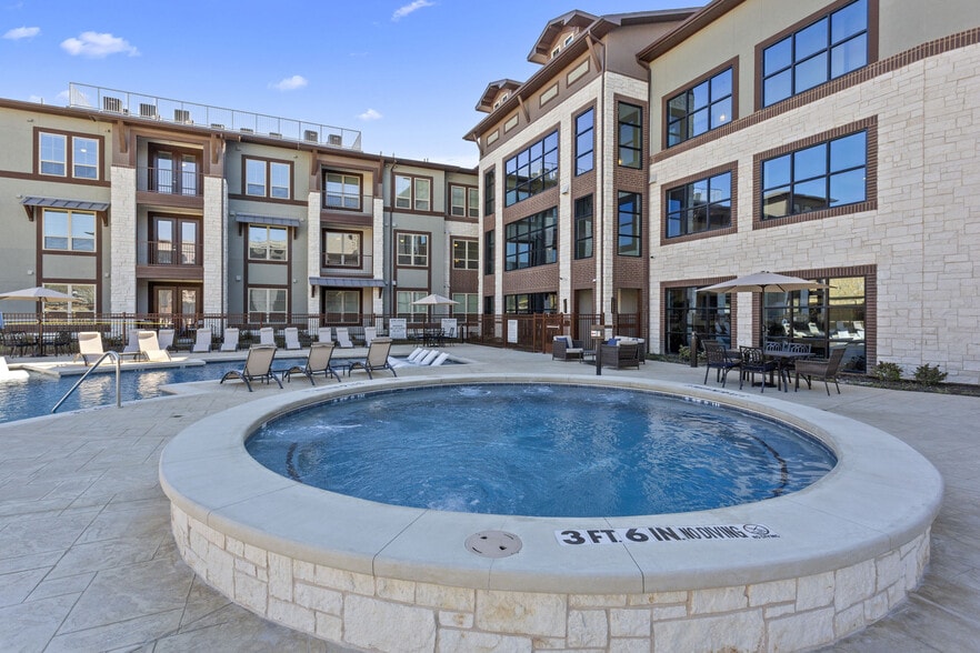 More Photos Of 900 Cinema Dr, Hudson Oaks Apartments For Lease