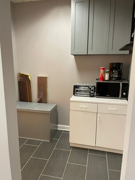 More Photos Of 1881 Commerce Dr, Elk Grove Village Office For Sale