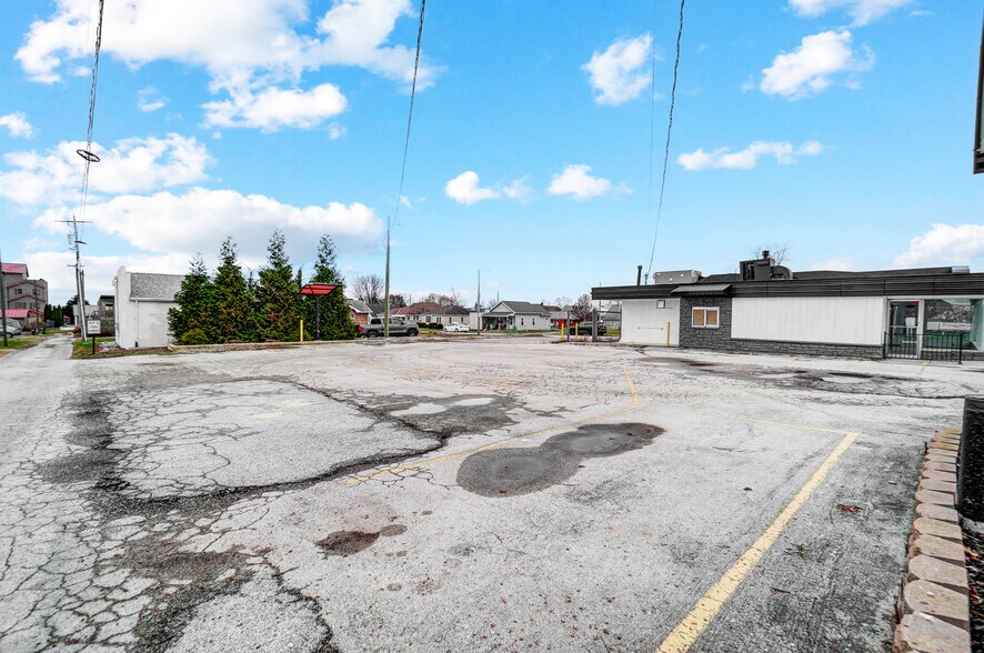 More Photos Of 994 E Market St, Celina Freestanding For Sale