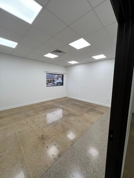 More Photos Of 10939 Shady Trl, Dallas Distribution For Lease