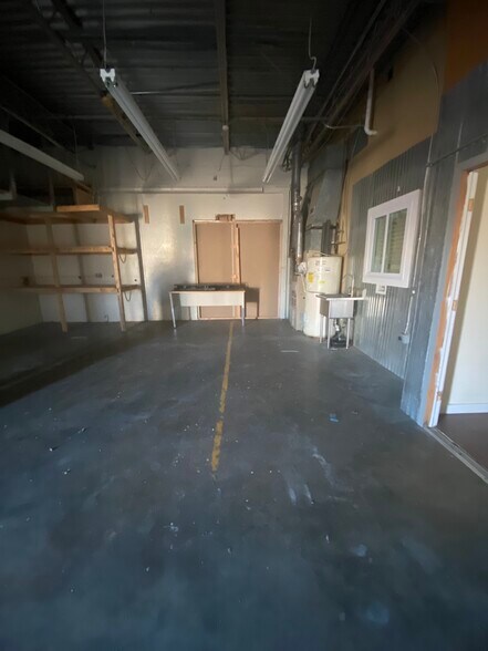 More Photos Of 5805-5809 Merriam Dr, Merriam Showroom For Lease