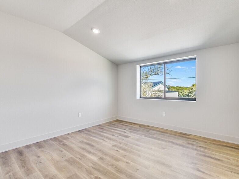 More Photos Of 15210 Fitzhugh Rd, Austin Distribution For Lease