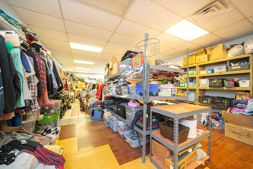 More Photos Of 1015 McCann Rd, Longview Office For Sale