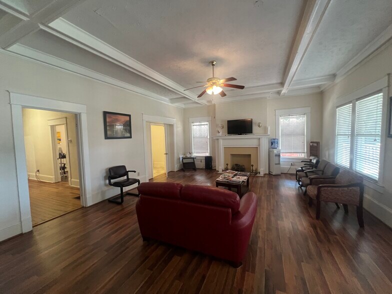 More Photos Of 512 Sunset Ave, Clinton Office For Sale