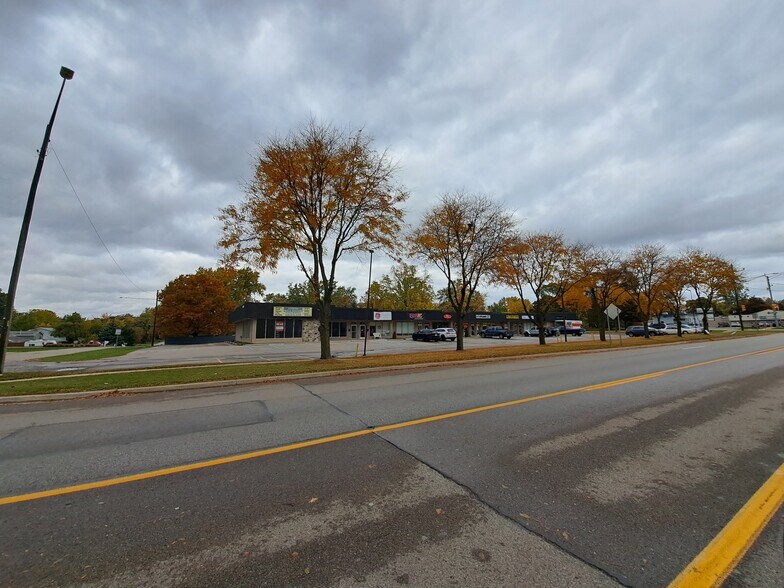 More Photos Of 3520-3560 Pontiac Lake Rd, Waterford Storefront For Lease