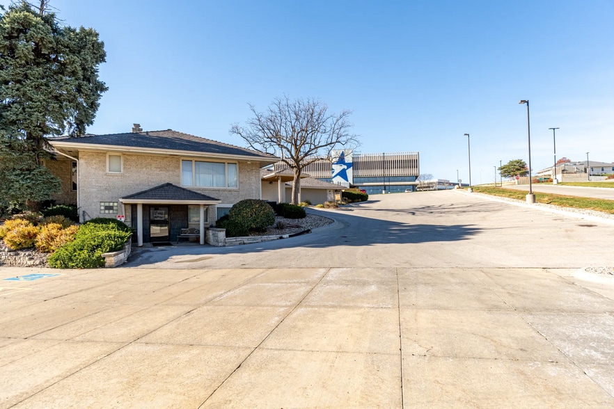 More Photos Of 8900 W Dodge Rd, Omaha Medical For Lease