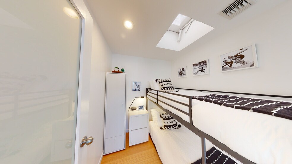 More Photos Of 1410 Pacific Ave, Venice Office For Sale