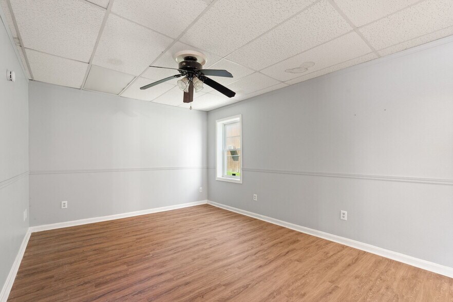 More Photos Of 756 Lakeshore Dr, Scottsburg Flex For Sale