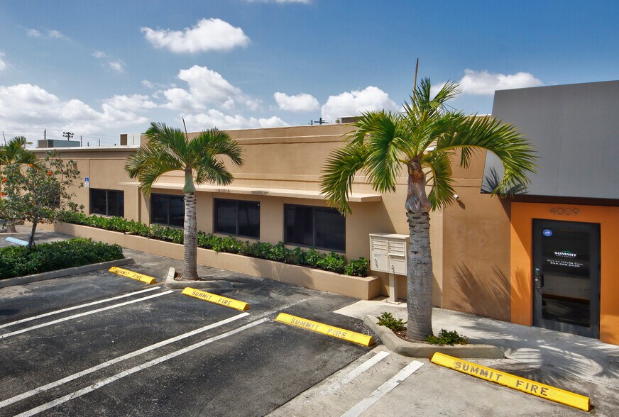 More Photos Of 4003-4015 NE 6th Ave, Oakland Park, Oakland Park Warehouse For Lease