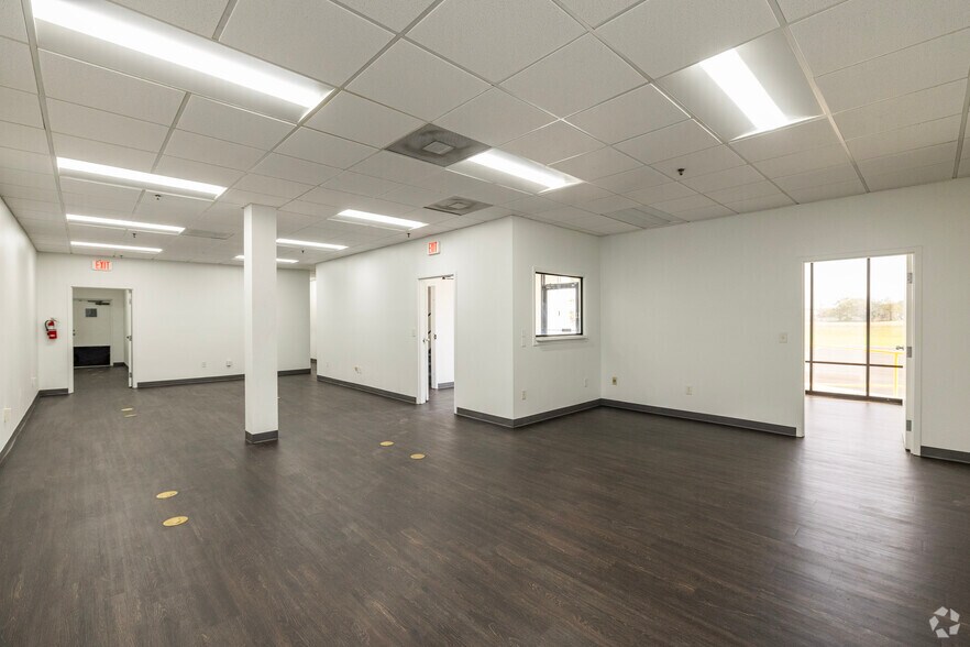 More Photos Of 6708 Harney Rd, Tampa Distribution For Lease