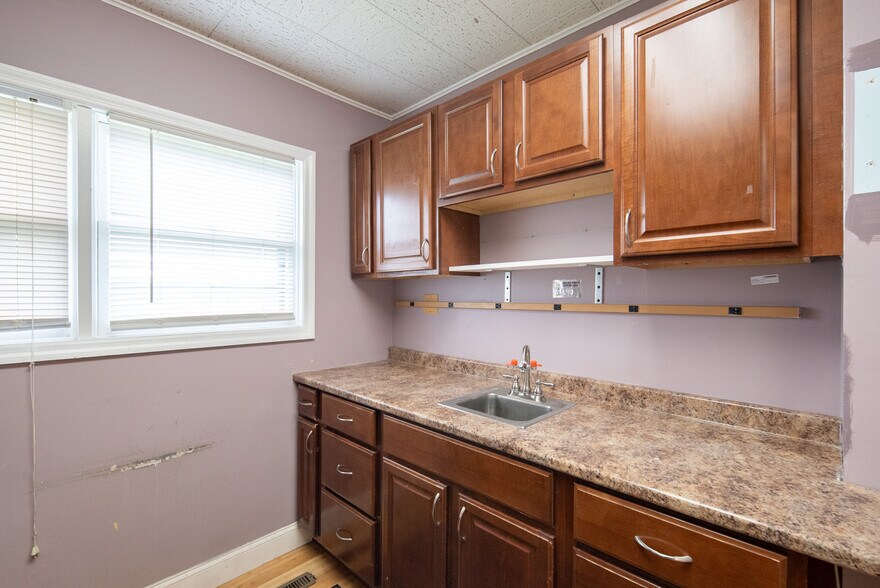 More Photos Of 1221 Altamont Ave, Schenectady Office For Sale