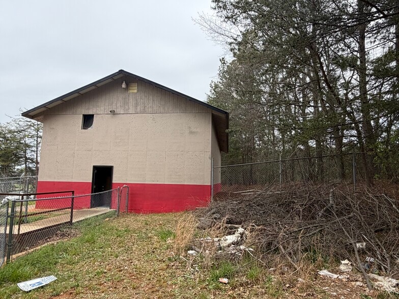 More Photos Of 727 Airport Rd, Cornelia Flex For Sale