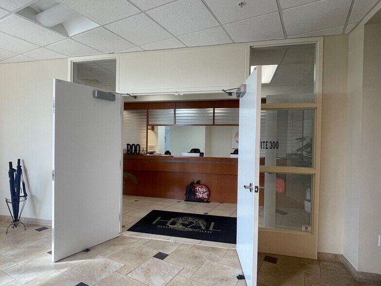 More Photos Of 2505 Metrocentre Blvd, West Palm Beach Medical For Lease