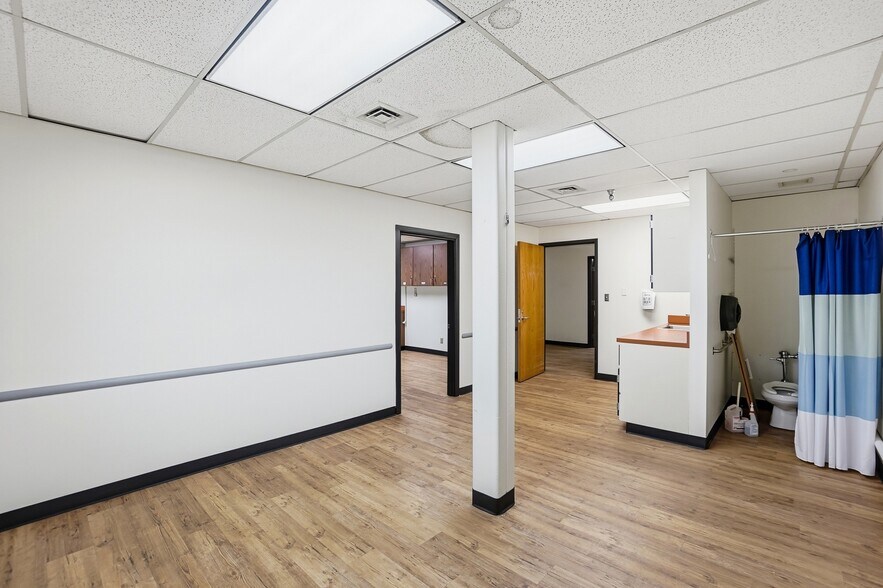 More Photos Of 110 W Leffel Ln, Springfield Service For Lease