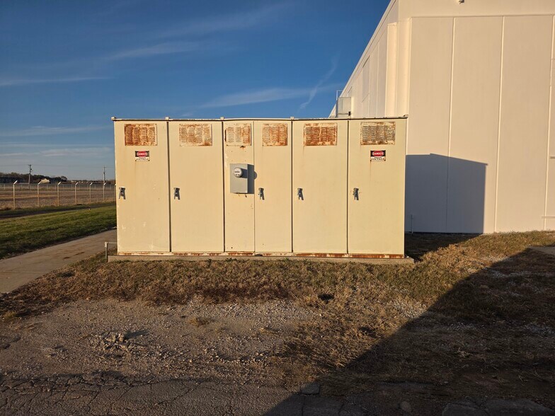 More Photos Of 300 Airport Rd, Ames Warehouse For Lease