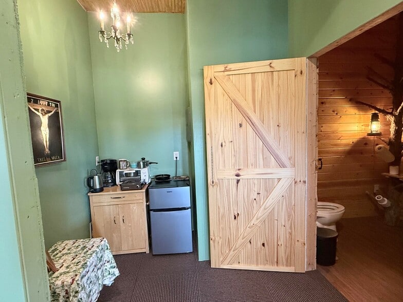 More Photos Of 401 N Busch Ave, Mountain Grove Loft Creative Space For Sale