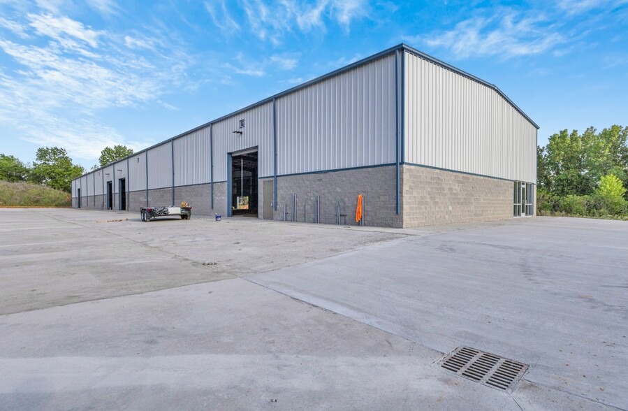 More Photos Of 1070B Progress Dr, Clarksville Warehouse For Lease