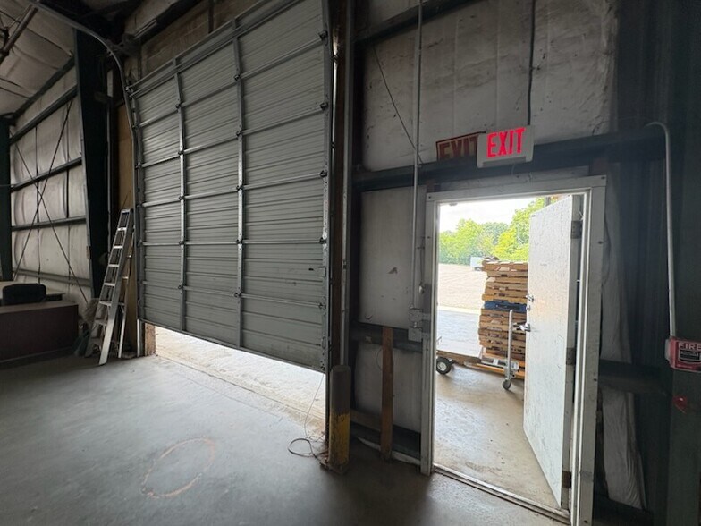 More Photos Of 1635-4 E Dixon Blvd, Shelby Flex For Lease
