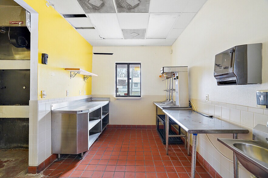 More Photos Of 2535 Main St, Leesburg Restaurant For Sale