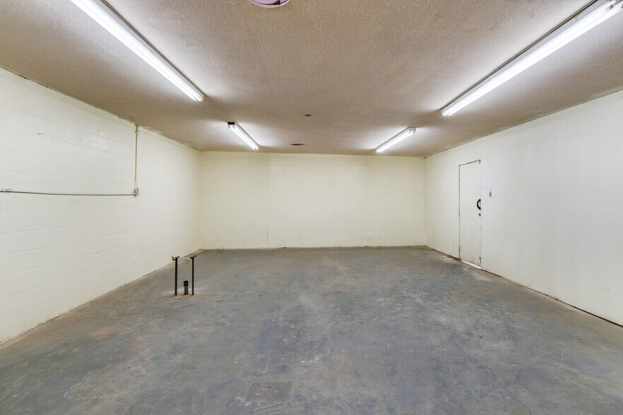 More Photos Of 947 W Ramsey St, Banning Freestanding For Sale
