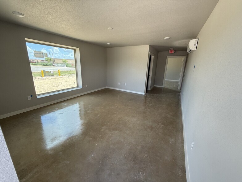 More Photos Of 7990 Old Bastrop Rd, New Braunfels Industrial For Lease