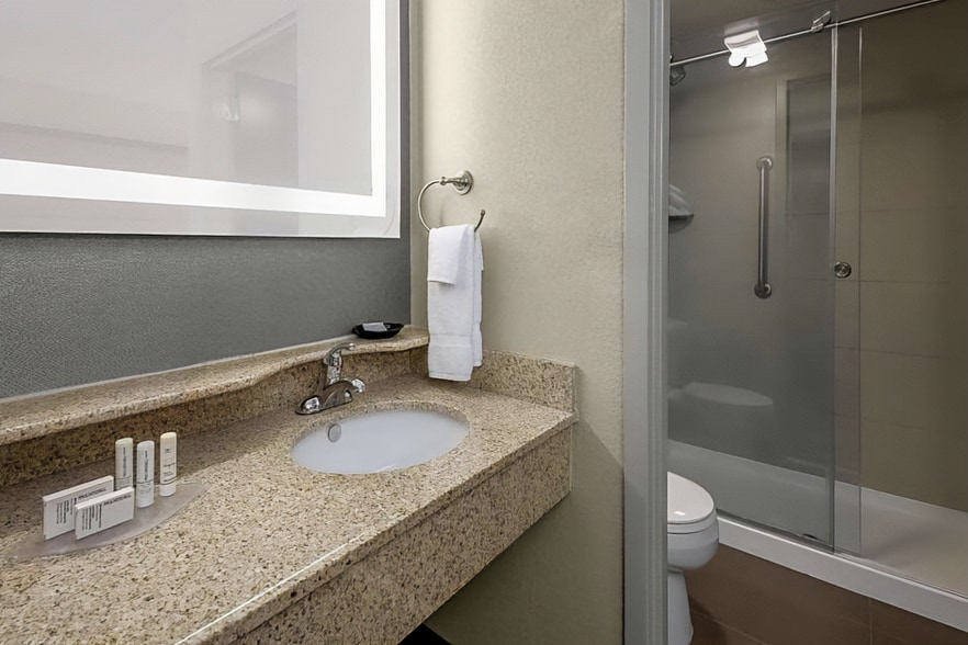 More Photos Of 3201 W Memorial Rd, Oklahoma City Hotel For Sale