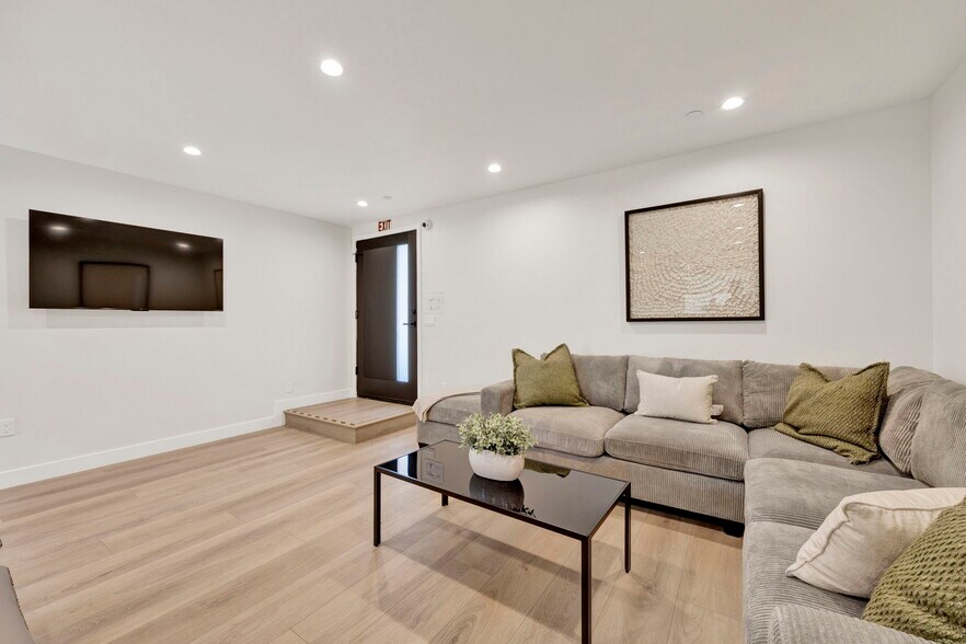 More Photos Of 7410 Denny Ave, Sun Valley Healthcare For Sale