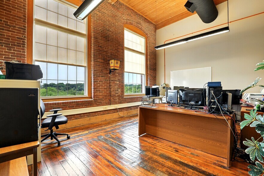 More Photos Of 670 N Commercial St, Manchester Apartments For Lease
