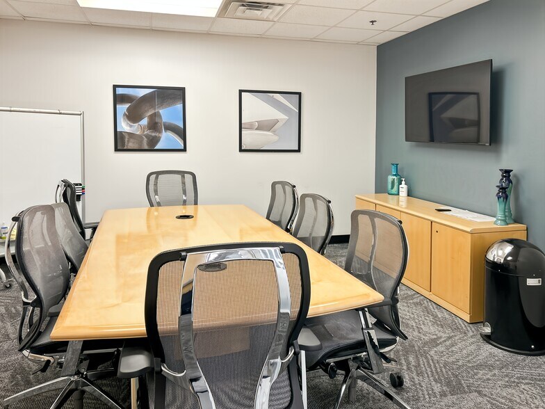 More Photos Of 450 E 96th St, Indianapolis Coworking Space