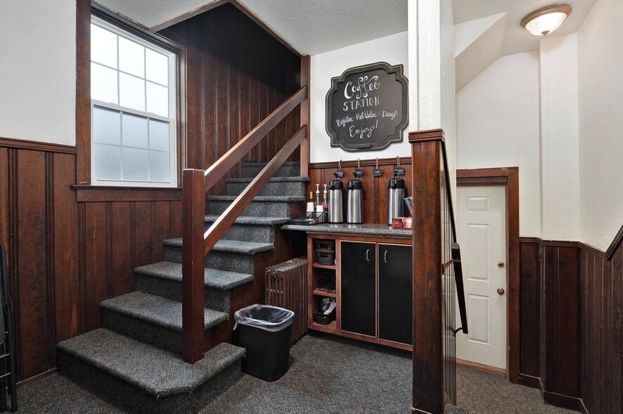 More Photos Of 2440 E Seminole St, Springfield Specialty For Sale