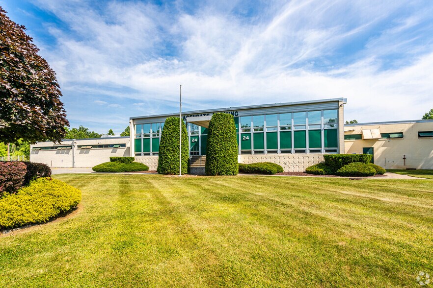 More Photos Of 24 Ames Blvd, Hamburg Warehouse For Sale