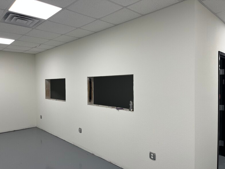 More Photos Of 404 S Shelfer St, Quincy Warehouse For Sale