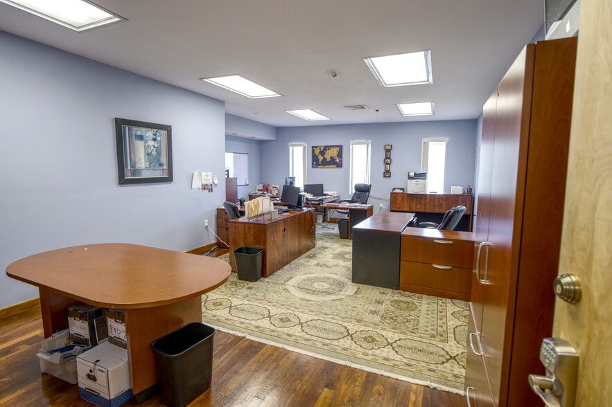 More Photos Of 151 Capital Dr, West Springfield Warehouse For Lease