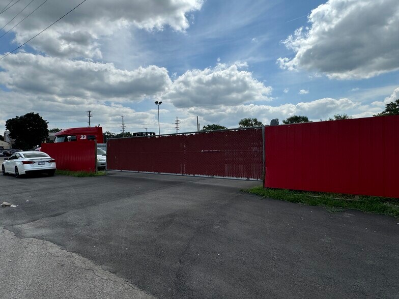 More Photos Of 644 W Park Ave, Aurora Truck Terminal For Sale
