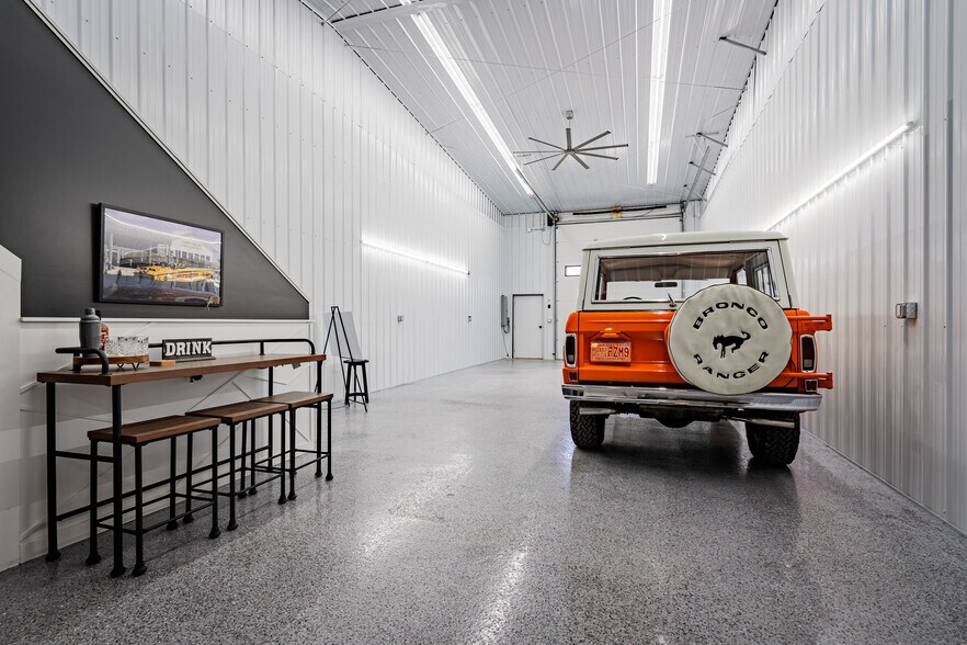 More Photos Of 100 Man Cave, Sunrise Beach Self Storage For Sale