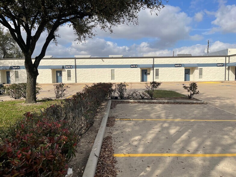 More Photos Of 5411 Brookglen Dr, Houston Warehouse For Lease