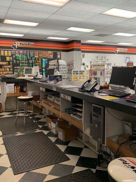 More Photos Of 1510 Washington St, Commerce Auto Repair For Lease