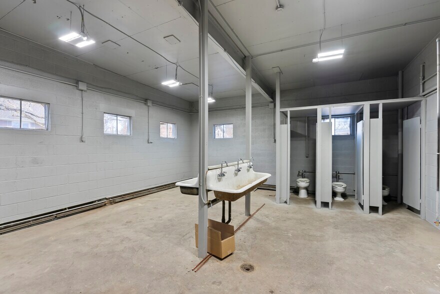 More Photos Of 5 Webb St, Windsor Locks Manufacturing For Lease