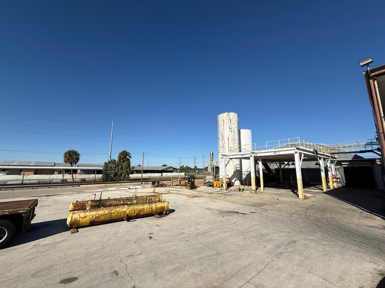 More Photos Of 650 Avenue R SW, Winter Haven Distribution For Sale