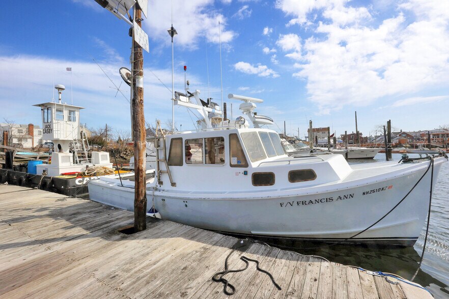 More Photos Of 82-84 Ebony Ct, Brooklyn Marina For Sale