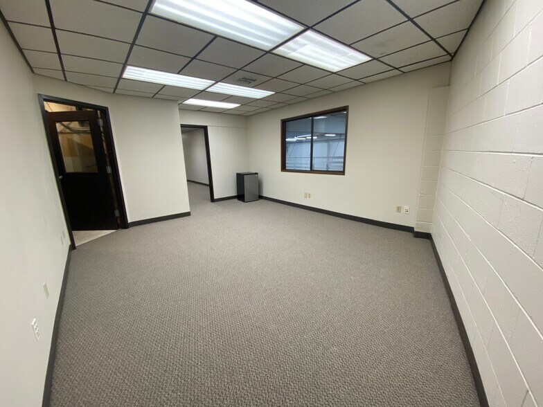 More Photos Of 2312-2330 SE Clatsop St, Portland Warehouse For Lease