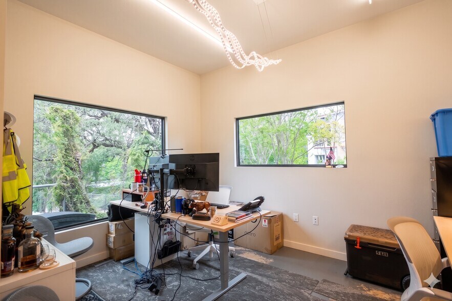 More Photos Of 612 Winflo Dr, Austin Office For Lease