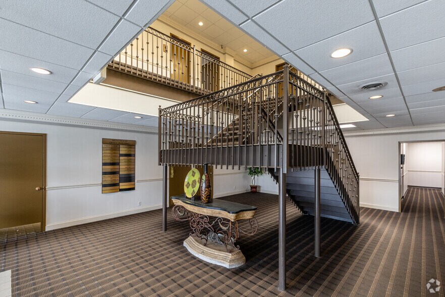 More Photos Of 116 Wilson Pike Cir, Brentwood Office For Lease