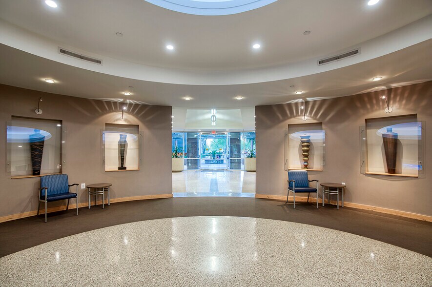 More Photos Of 9305 W Thomas Rd, Phoenix Medical For Lease