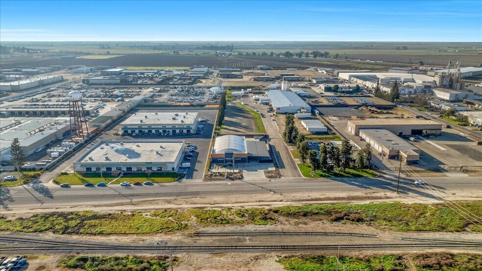 More Photos Of 10417 W Goshen Ave, Visalia Warehouse For Lease