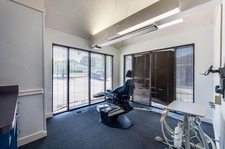 More Photos Of 1725 Cimarron Trl, Hurst Medical For Lease