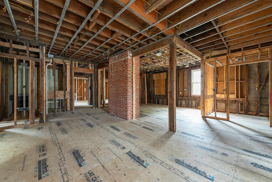 More Photos Of 5 All Souls Cres, Asheville Freestanding For Lease