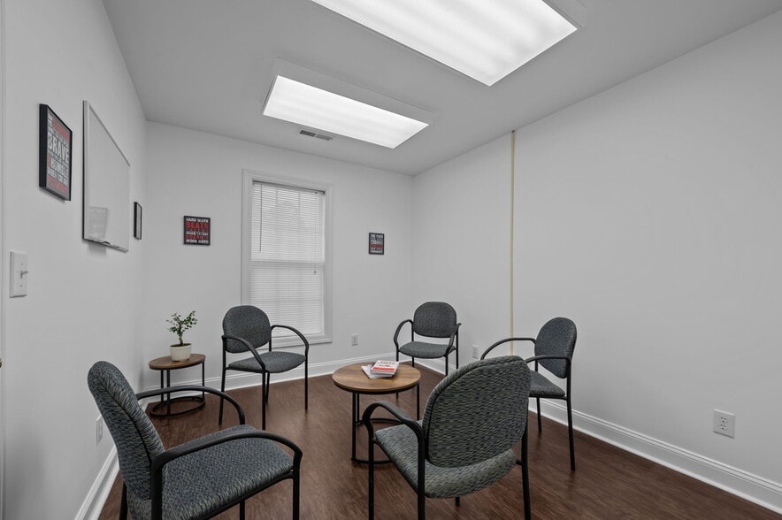 More Photos Of 125 Oakmont Dr, Greenville Office For Sale