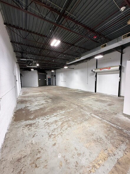 More Photos Of 2095-2119 Stonington Ave, Hoffman Estates Warehouse For Lease